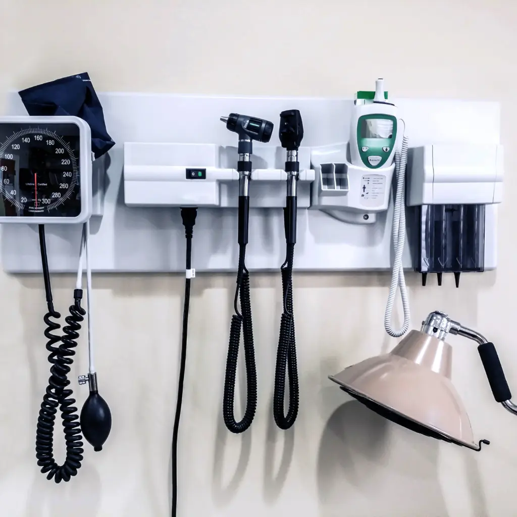 Conjunto de equipos médicos de pared